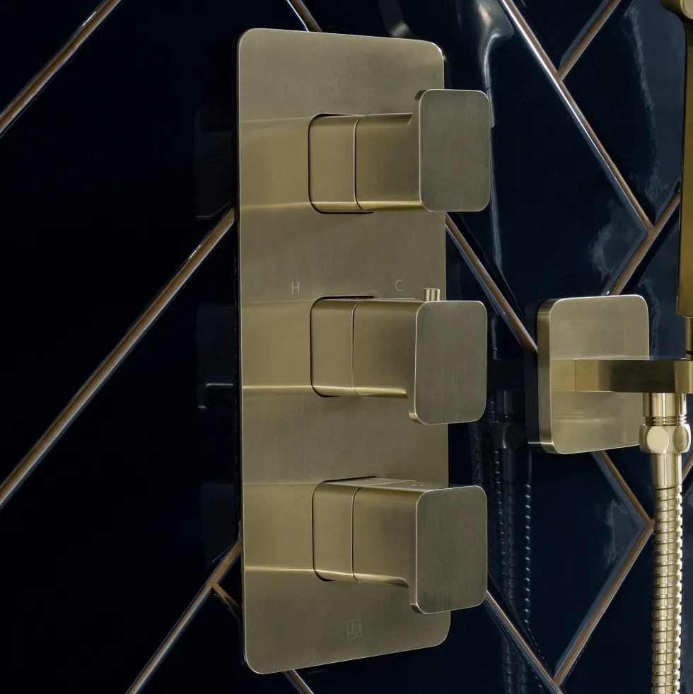 HIX 3 Handle 2 Outlet Concealed Thermostatic Vertical Shower Valve